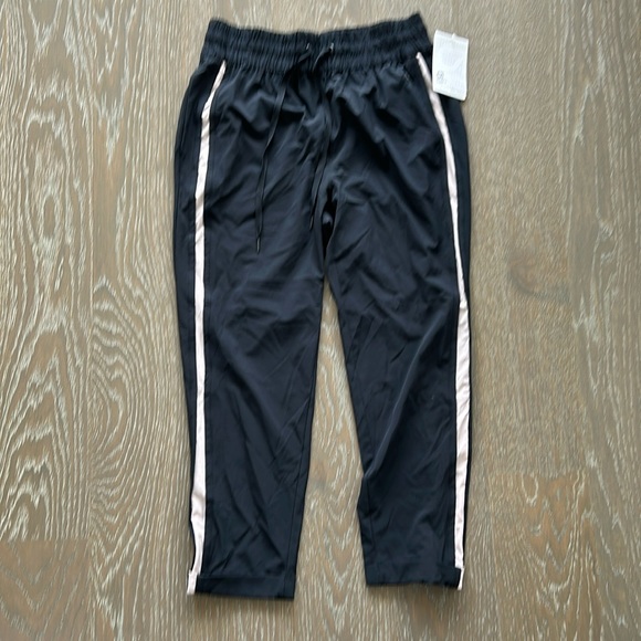 GapFit Women’s Pant - Size Small - Cuffed - New With Tags 👟 - Picture 1 of 7